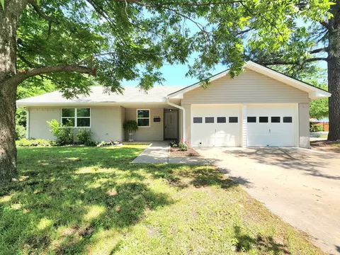 908 Dover Cir, Gainesville, TX 76240