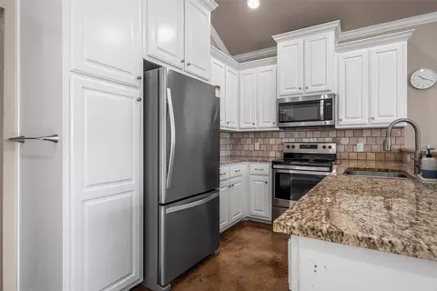 402 Spring St, Mcgregor, TX 76657 photo 7