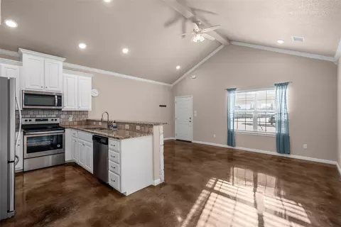 402 Spring St, Mcgregor, TX 76657 photo 5