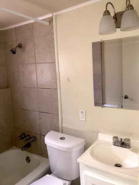 Bath - 1219 Scripture St, Denton, TX 76201 photo 1 of 1