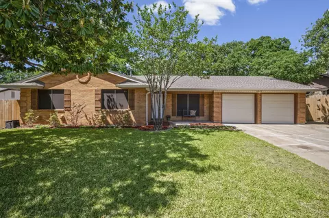 28 Coffee Tavern Rd, Bedford, TX 76022
