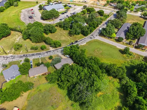 606 E Barton St, Granbury, TX 76048