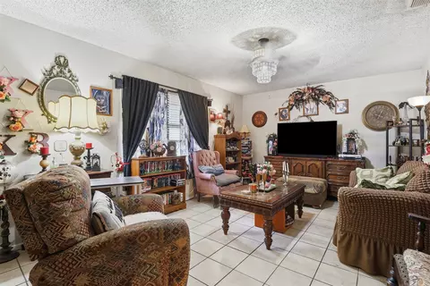 606 E Barton St, Granbury, TX 76048