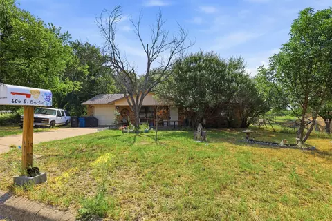 606 E Barton St, Granbury, TX 76048