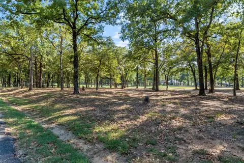 221 Colonial Dr, Mabank, TX 75156