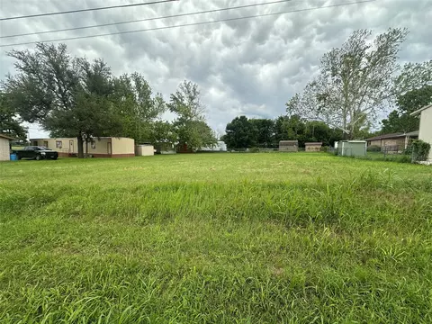 1204 E Highland Ave, Comanche, TX 76442 photo 3