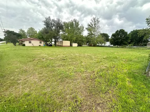 1204 E Highland Ave, Comanche, TX 76442 photo 2