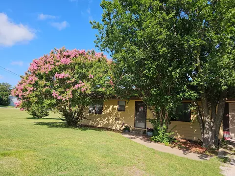 140 S Comanche Dr, De Leon, TX 76444