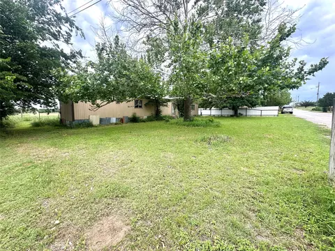 104 Lockwood St, Comanche, TX 76442 photo 2
