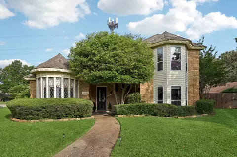3710 Falcon Lake Dr, Arlington, TX 76016