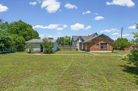 Exterior - 700 N 3rd St, Mcgregor, TX 76657 photo 2 of 4