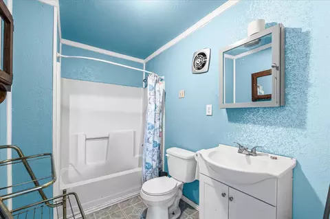 Bath - 700 N 3rd St, Mcgregor, TX 76657 photo 1 of 2