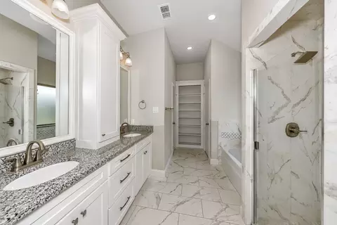 Bath - 933 E 5th St, Springtown, TX 76082 photo 1 of 4