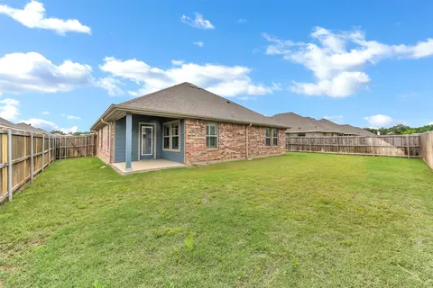 Exterior - 933 E 5th St, Springtown, TX 76082 photo 4 of 6