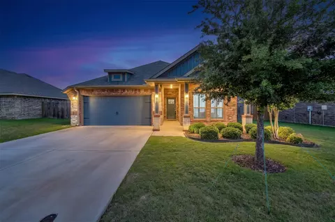 Exterior - 933 E 5th St, Springtown, TX 76082 photo 2 of 6