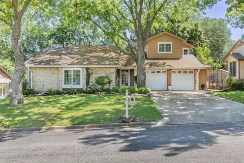 1814 Oak Creek Dr, Sherman, TX 75092