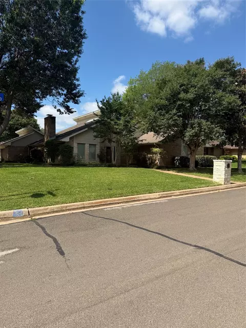 1000 Briarcliff Dr, Arlington, TX 76012