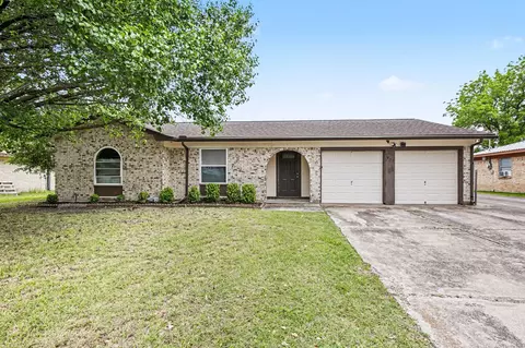 902 Kerry St, Benbrook, TX 76126