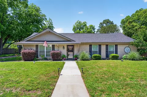 1218 Crestwood Dr, Cleburne, TX 76033