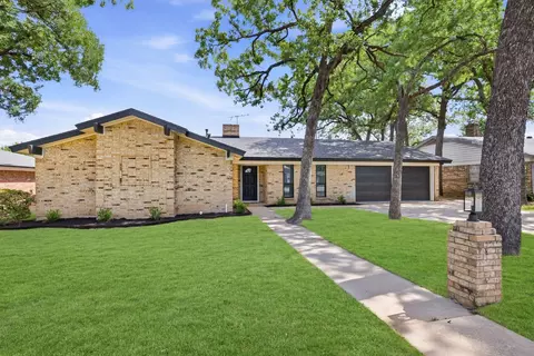 709 Thousand Oaks Dr, Hurst, TX 76054