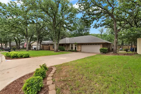 1104 Wood Ridge Dr, Azle, TX 76020