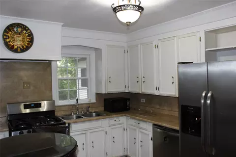Kitchen - 515 Davis St, Minden, LA 71055 photo 2 of 3