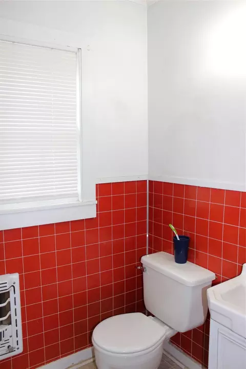 Bath - 515 Davis St, Minden, LA 71055 photo 2 of 2
