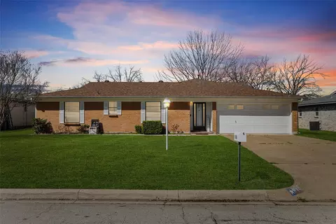 1118 Cozby St E, Benbrook, TX 76126