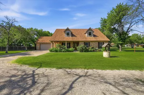 108 S Walnut St, Roanoke, TX 76262