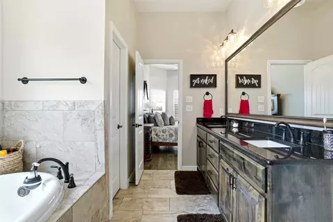 Bath - 1027 Hope Ct, Boyd, TX 76023 photo 3 of 4