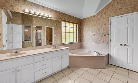 Bath - 3208 Park Lake Dr, Waco, TX 76708 photo 2 of 5