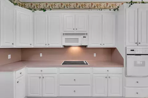 Kitchen - 3208 Park Lake Dr, Waco, TX 76708 photo 4 of 5