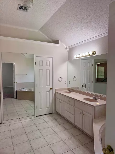 Bath - 3208 Park Lake Dr, Waco, TX 76708 photo 1 of 4
