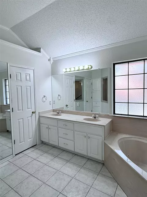 Bath - 3208 Park Lake Dr, Waco, TX 76708 photo 3 of 4
