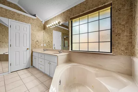 Bath - 3208 Park Lake Dr, Waco, TX 76708 photo 1 of 5
