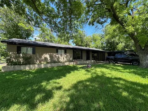 313 Woodlawn Dr, Comanche, TX 76442