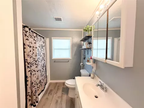 Bath - 1002 N Avenue H, Haskell, TX 79521 photo 1 of 1