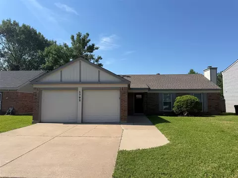 1702 Crimson Ct, Arlington, TX 76018