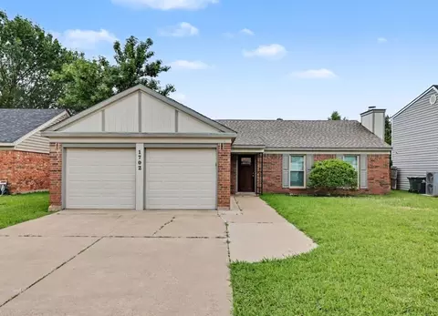 1702 Crimson Ct, Arlington, TX 76018
