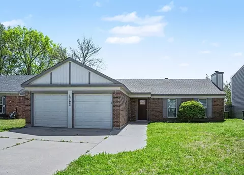 1702 Crimson Ct, Arlington, TX 76018