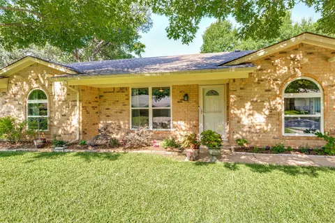 417 Arcadia St, Hurst, TX 76053