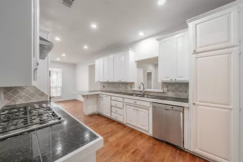 816 S Havenwood Ln, Fort Worth, TX 76112