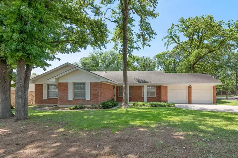 2202 Foxcroft Cir, Denton, TX 76209