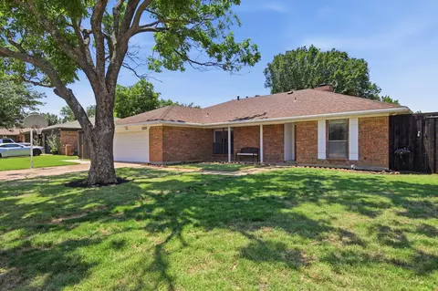 1211 Meadowview Dr, Euless, TX 76039
