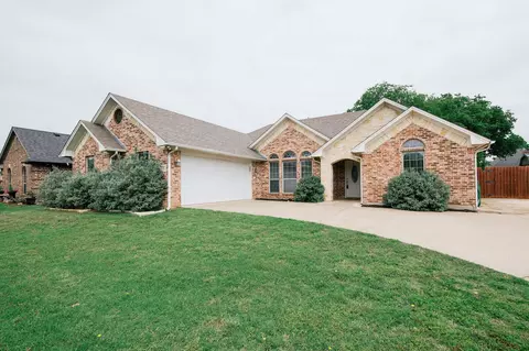 706 W Sherman Dr, Aubrey, TX 76227