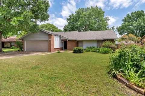 2009 Oak Creek Dr, Sherman, TX 75092