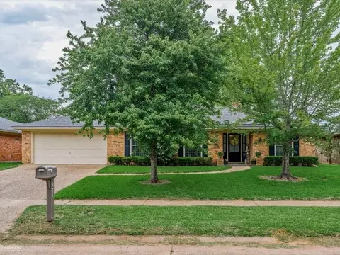 7433 Camelback Dr, Shreveport, LA 71105