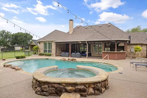 805 Mallard Pointe Dr, Granbury, TX 76049