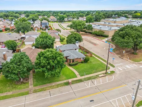 2060 Arbor Creek Dr #B, Carrollton, TX 75010