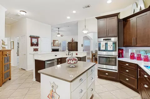 412 Hideaway Ct, Euless, TX 76039